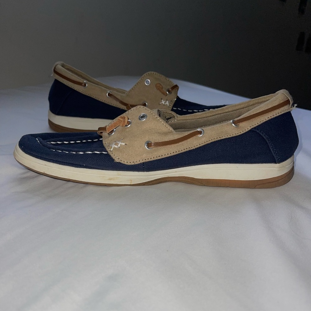 Size: 8.5W KHOMBU slip on